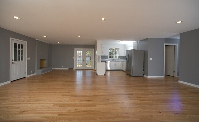 Building Photo - Beautiful Three Bedroom Home! AVAILABLE 8/...