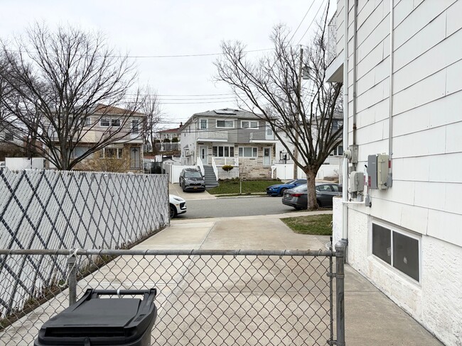 Building Photo - 107 Ebony St