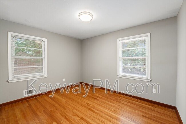 Building Photo - 3301 Westmont Dr
