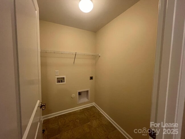 Building Photo - 207 Elba Dr