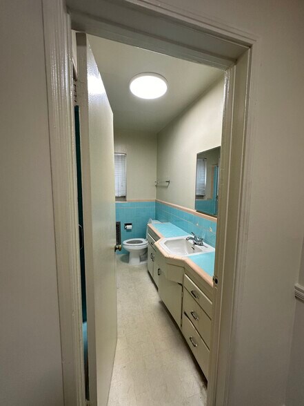Building Photo - 548 Kelton Ave