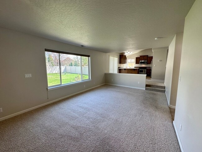 Building Photo - LARGE SINGLE FAMILY HOME ON CORNWALL (RPM#220)