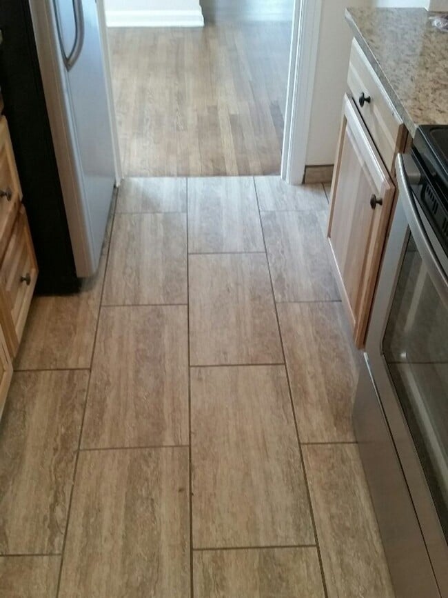 Building Photo - AWESOME 3-BDRM HOME NEAR DU - INCLUDES GAR...