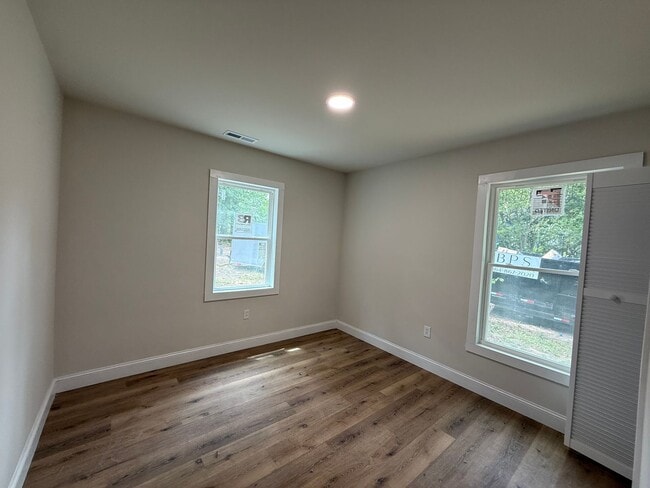 Building Photo - Modern Comfort & Convenient Living