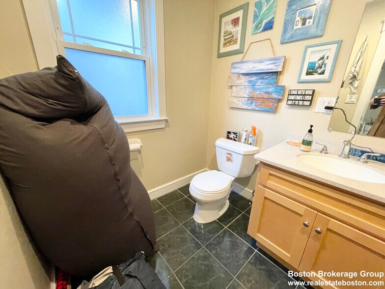 Building Photo - 23 Iroquois St