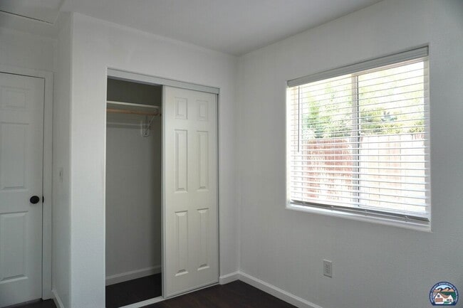 Building Photo - 696 Yucca Dr
