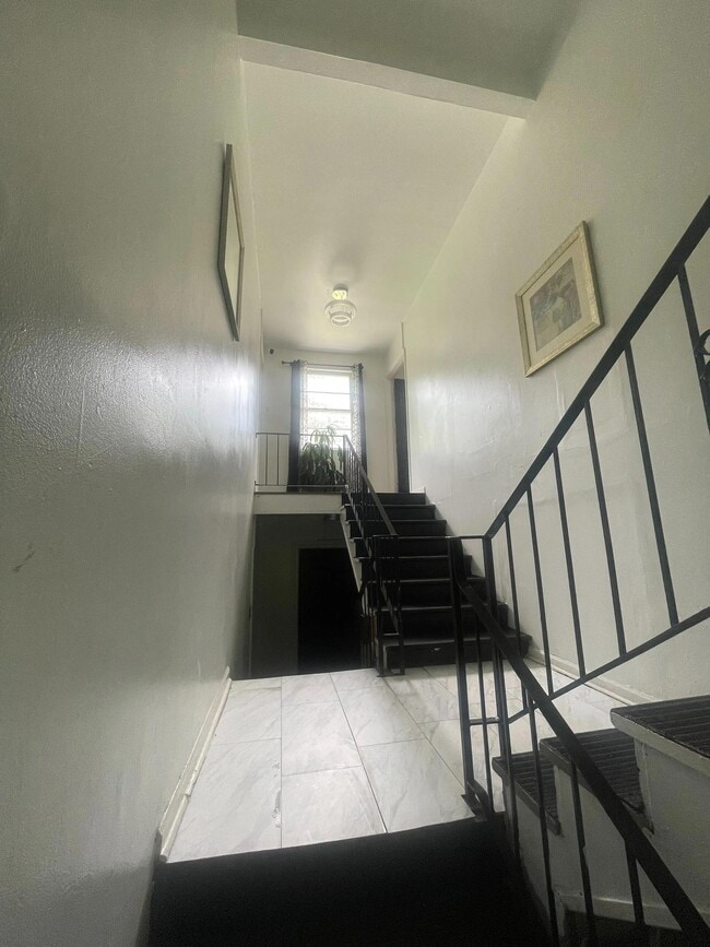 Building Photo - 2115 Hazelhurst Ave