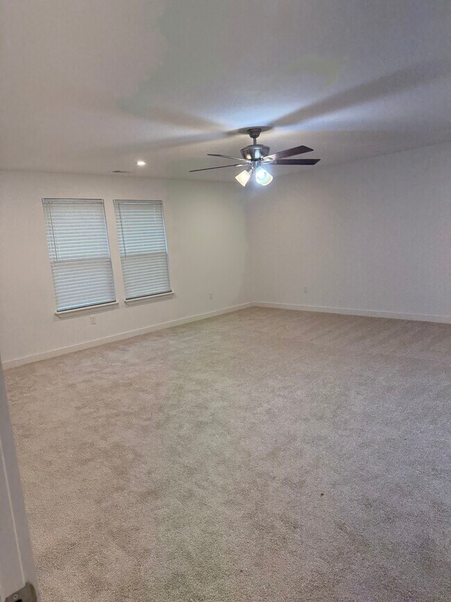 Building Photo - 1019 E Waco Ave