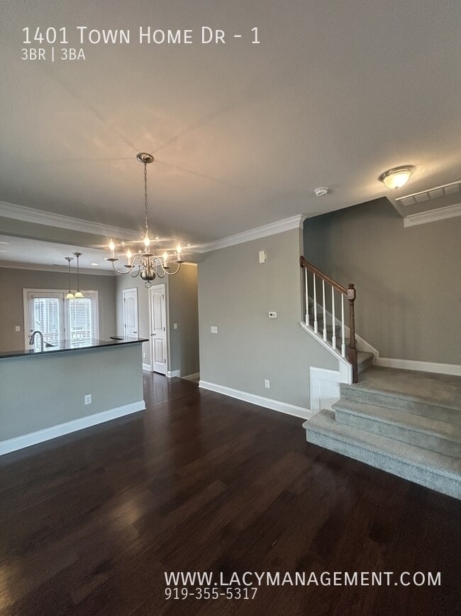 Building Photo - 1401 Town Home Dr