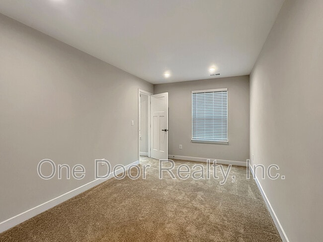 Building Photo - 105 Ironsmith Wy