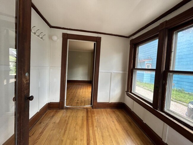 Building Photo - 14 Crombie St