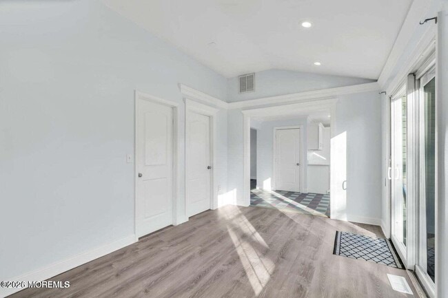 Building Photo - 905 Harrison Rd