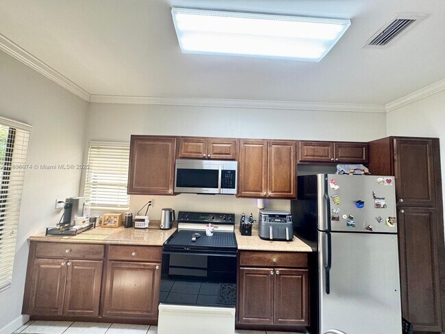 Building Photo - 1413 Avon Ln