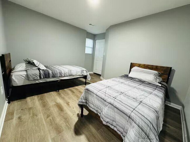 Building Photo - 500 Denham St