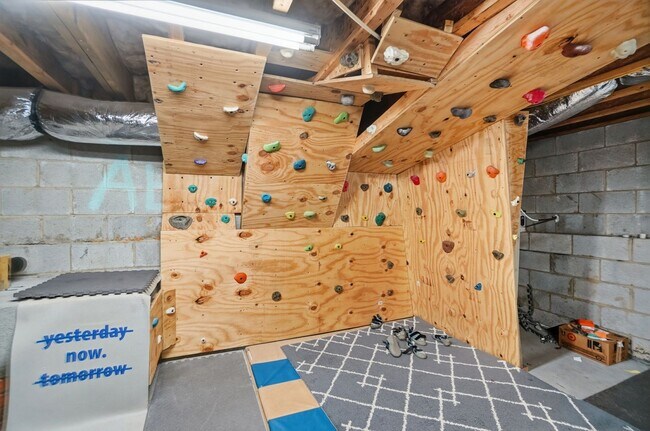 Building Photo - Historic Wesley Heights Home | Walkable to Uptown | 2 Primary Suites