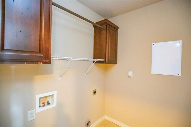 Building Photo - 2955 N Raven Ln