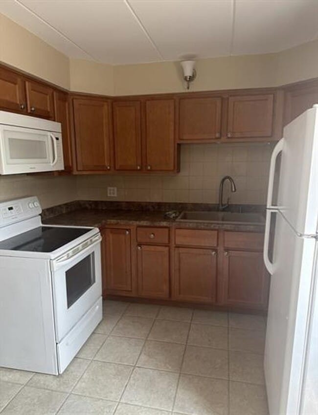 Building Photo - Forest Park Functional 1bd/1ba