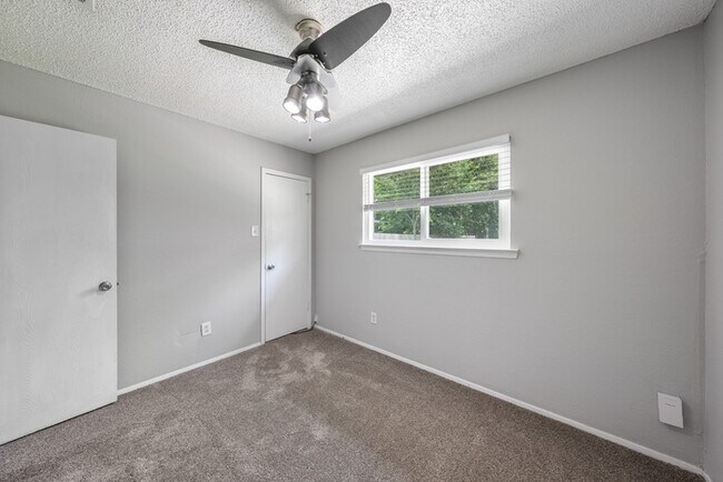 Building Photo - 1153 Brookswood Ave
