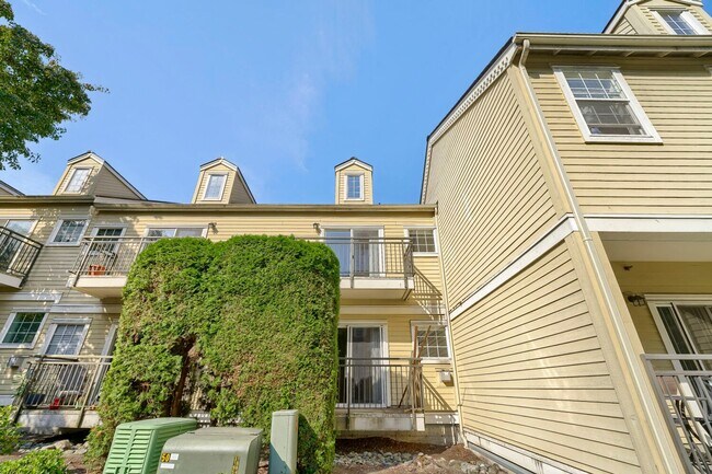 Building Photo - 1800 NE 40th St