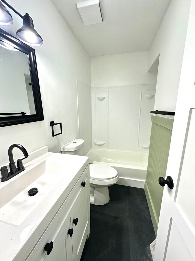 Building Photo - Updated 2 Bed, 1 Bath Home - Convenient Location, Walkable Neighborhood - Available Now!
