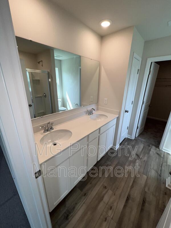 Building Photo - 1367 Woodhouse Dr