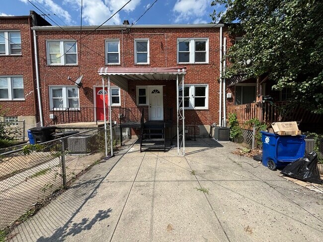 Building Photo - 3 Bedroom 2 Bathrooms, 21213