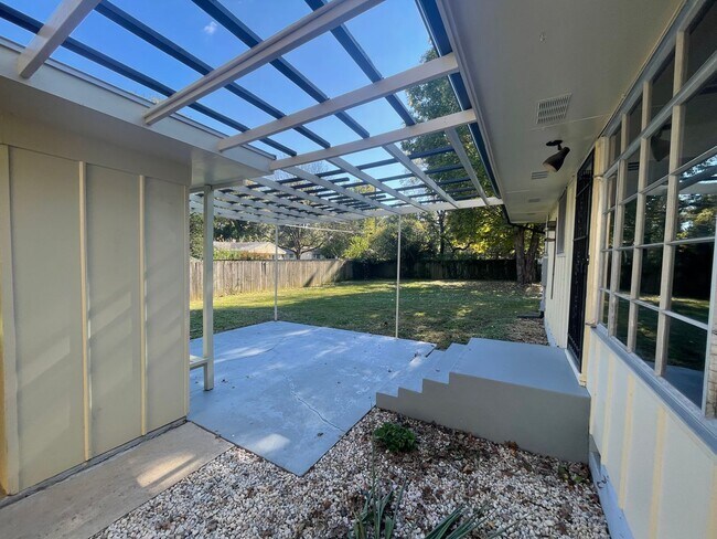 Building Photo - Beautiful 3 bedroom 2 bath home located in Southern Hills Subdivision