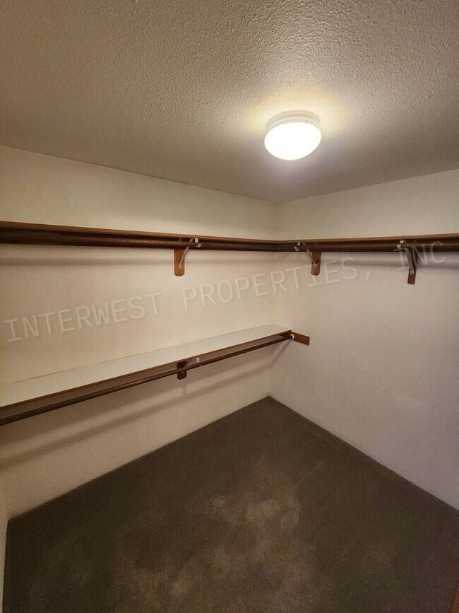 Building Photo - 4+ Bedroom Tigard Home With a Beautiful Vi...