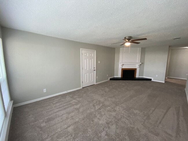 Building Photo - Charming Unit with Vaulted Ceilings & Fire...