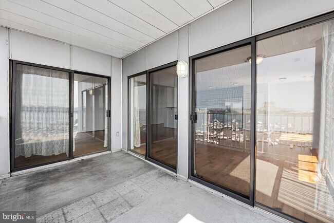 Building Photo - 2702 Lighthouse Point E
