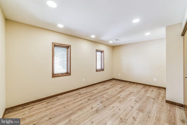 Building Photo - 468 Long Ln