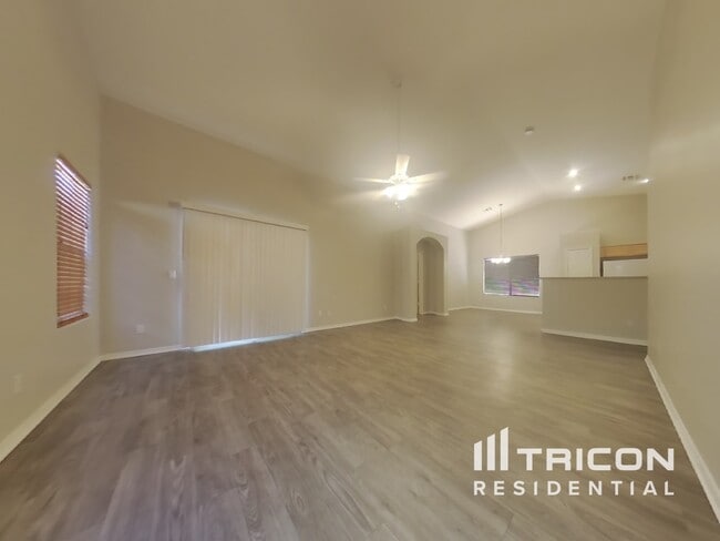 Building Photo - 3921 N 125th Dr