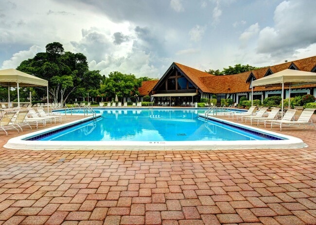 Building Photo - 3720 Inverrary Dr