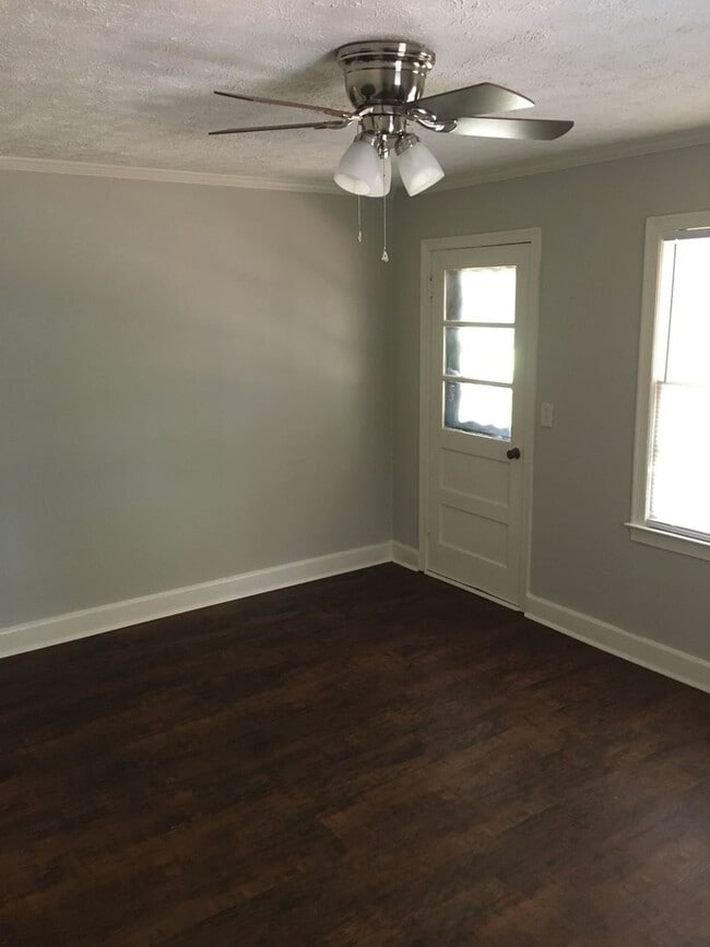 Building Photo - Large 2/1 Home, includes bonus room- Sherwood Forest- $995