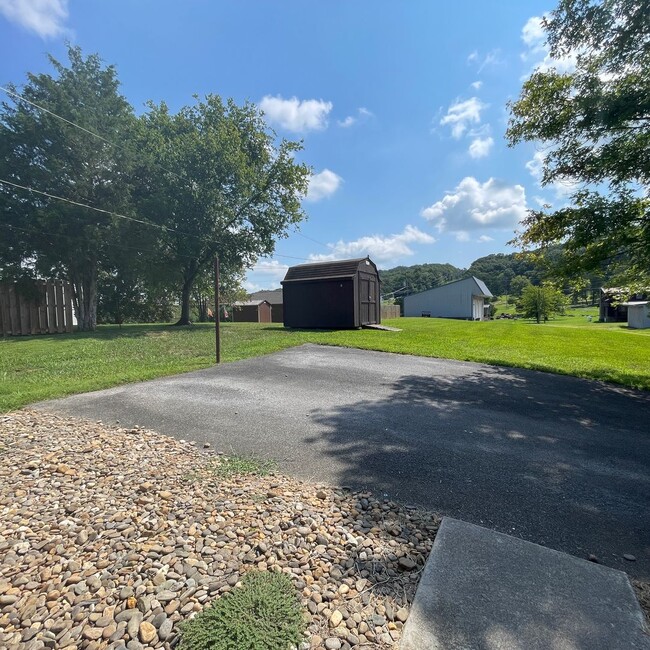 Building Photo - 3 bedroom close to Interstate in Kodak! On...