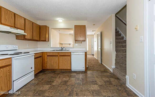 Building Photo - Welcome to Hunter's Creek!