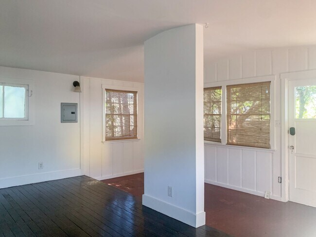 Building Photo - 5670 York Blvd