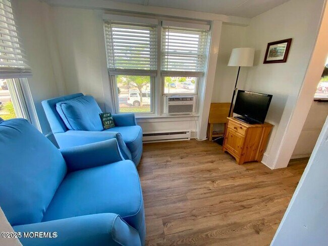 Building Photo - 601 Main St