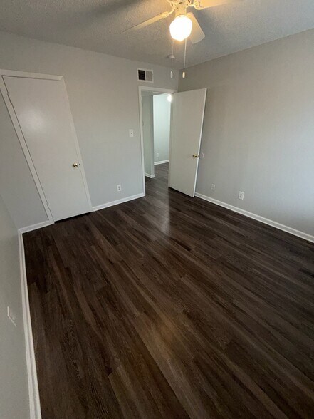 Building Photo - 2701 Green Oaks Rd