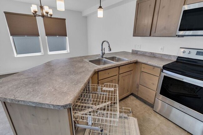 Building Photo - Modern 3 Bedroom 3 Bath Townhome in New Construction Neighborhood