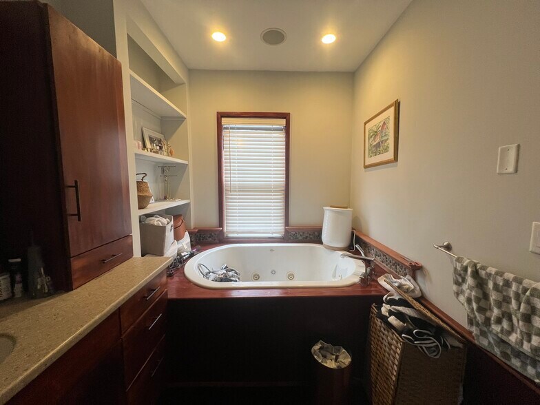 Building Photo - 733 E 3rd St