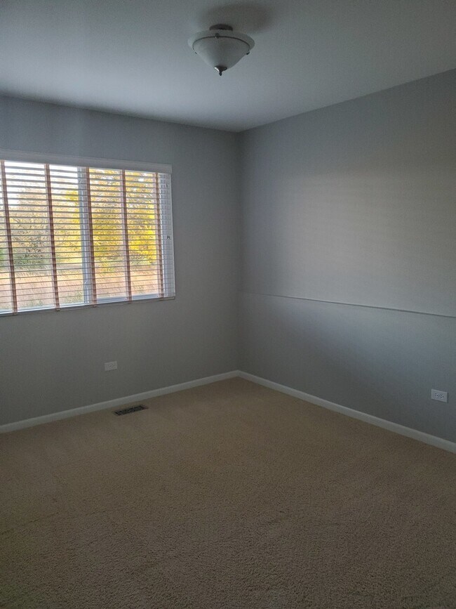 Building Photo - 1204 Riverview Dr