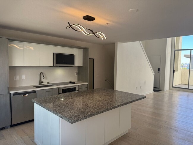 Building Photo - Beautiful 2Br/2Ba Townhome In Little Italy With Views Of The Bay! Call to schedule a showing at 7...