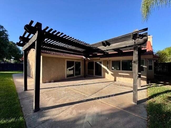 Building Photo - 45627 Clubhouse Dr