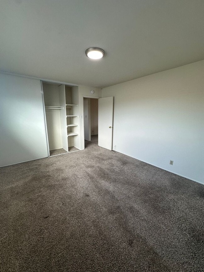 Building Photo - 1 bedroom apartment with off street parking