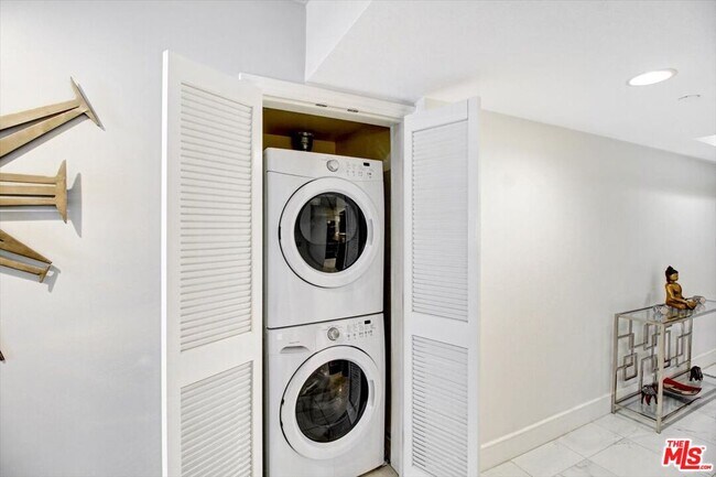 Building Photo - 1319 N Detroit St