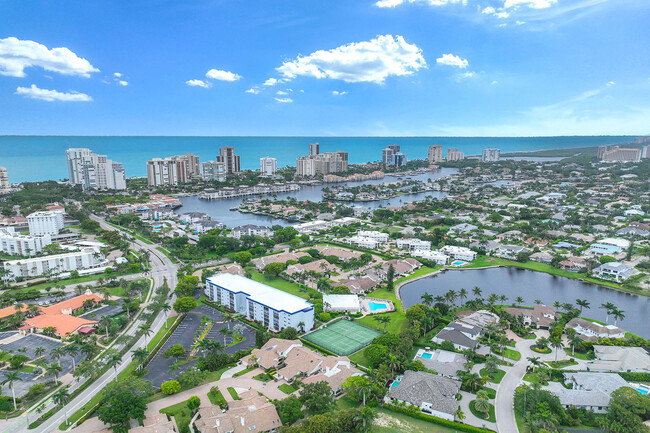 Building Photo - 571 Park Shore Dr