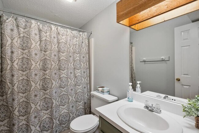 Building Photo - 6 Ridge Rd