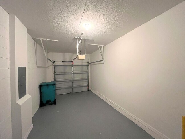 Building Photo - 6410 S Goldenrod Rd