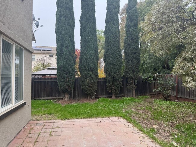 Building Photo - Great 5 bedroom 2.5 bath home in desirable Brentwood neighborhood! Crown molding in living room w...